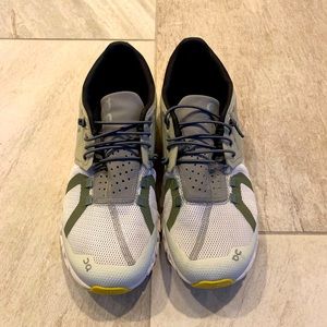 ON Cloud 70/30 running sneaker. Great used condition. Size 8!